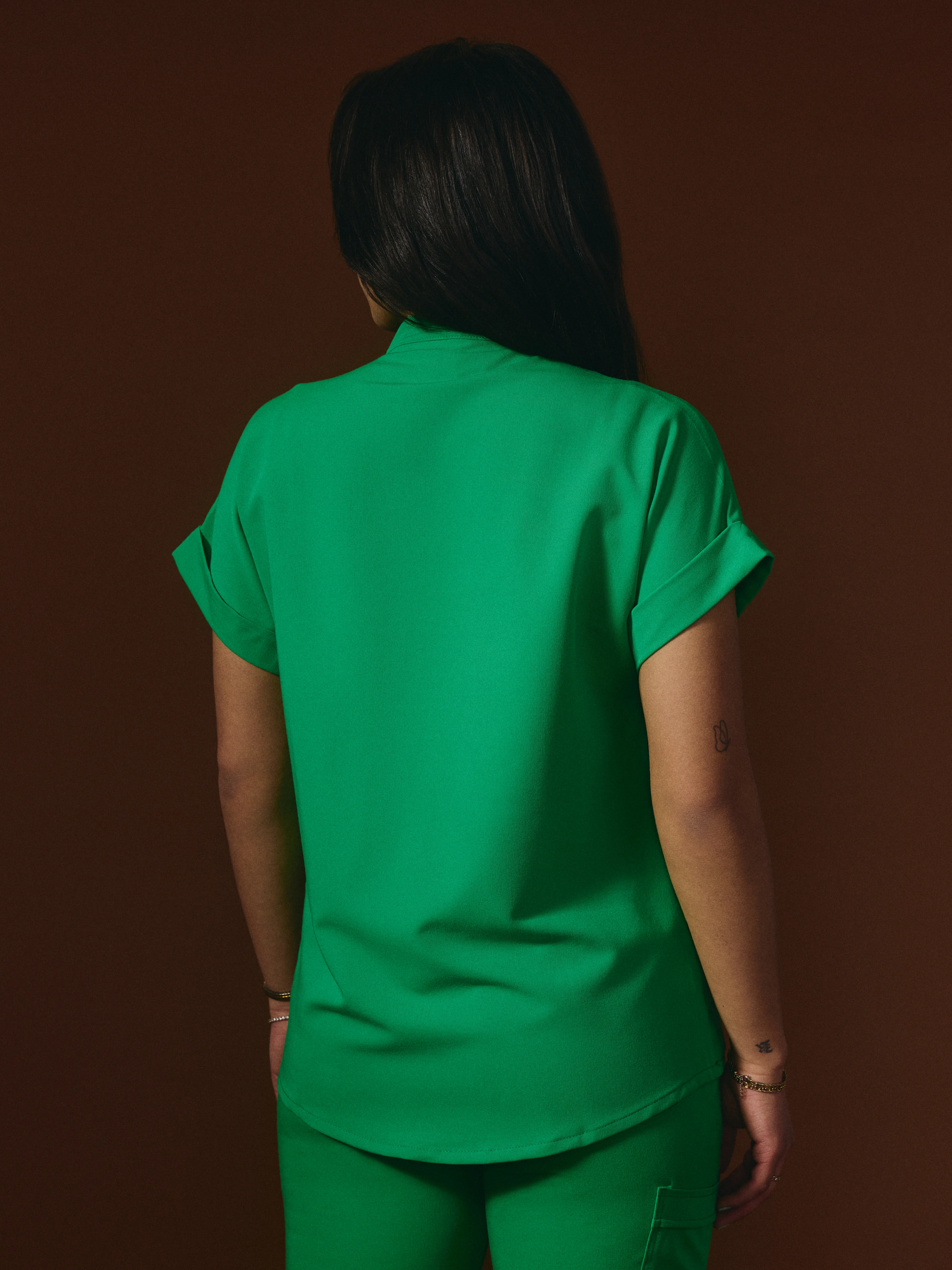 CHARLIE RE-GARDE™ - G-M x PONY GREEN - Mandarine Collar Scrub Top - SILVADUR™ - Image 3